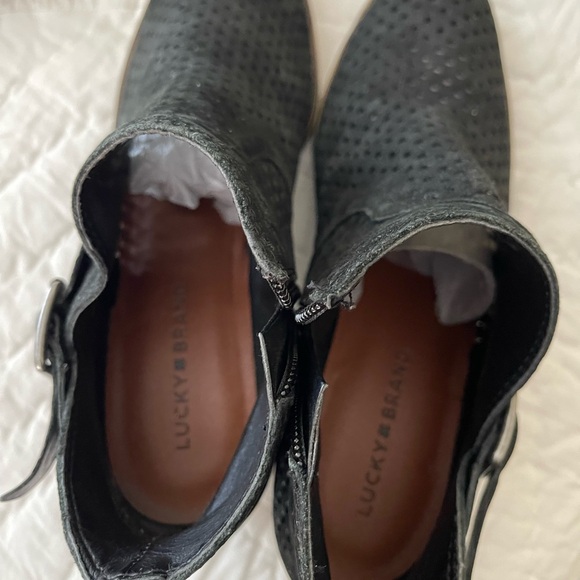 Lucky boot bootie size 8.5 black eyelet holes in suede - Picture 3 of 4